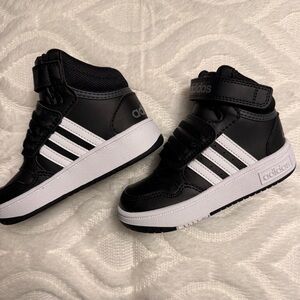 Adidas Kids Black and White Sneakers
Toddler Little Boys 8